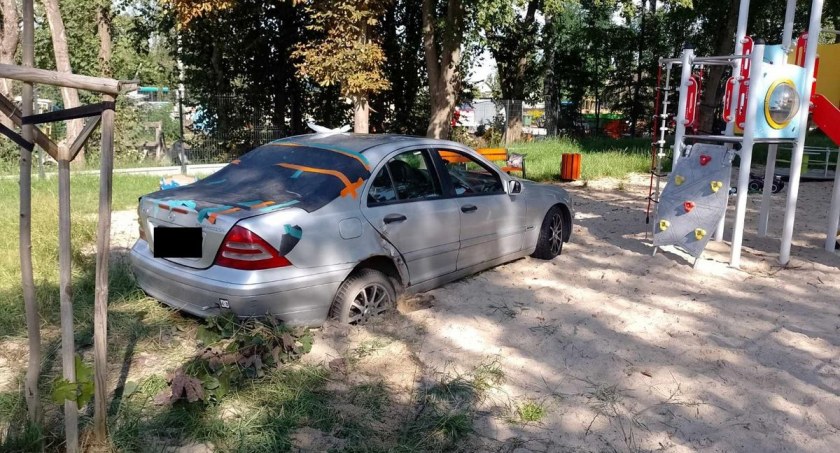 Na zdjęciu pojazd, który ugrzązł w piaskownicy / Fot. KPP Pabianice