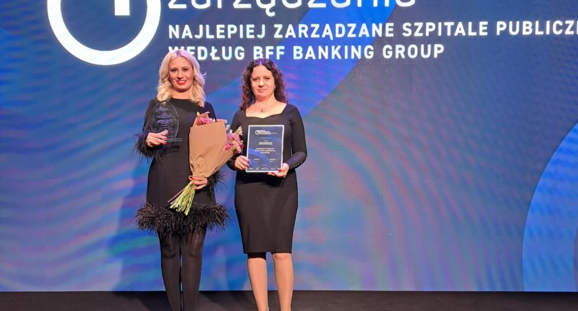 Agnieszka Kubot-Krawczyk oraz Justyna Komar odebrały statuetkę za zajęcie pierwszego miejsca wśród szpitali w rankingu „Liderzy zarządzania” fot.: arch. SP ZOZ w Pajęcznie