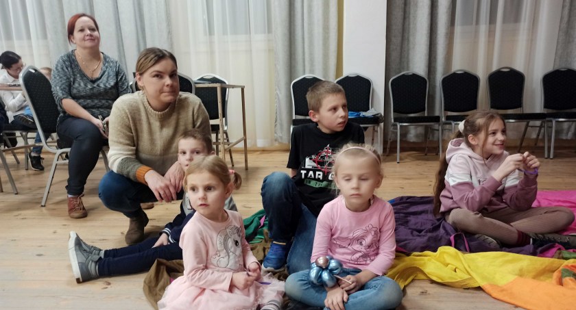 Tydzień przed świątecznym kiermaszem panie przygotowywały stroiki na sprzedaż fot.: Magdalena Lizurej