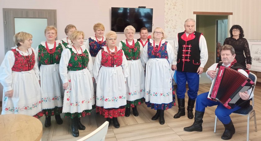 Niedzielne przedpołudnie mieszkańcy Domu Seniora w Wieluniu spędzili słuchając występu „Trębaczewian” i opowieści Wojciecha Siudmaka fot.: Magdalena Lizurej