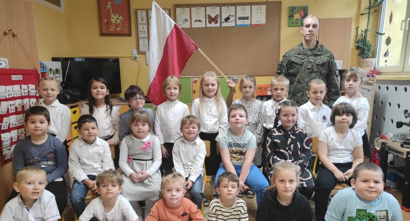 Maluchy były zafascynowane mundurem swojego gościa fot.: PP nr3