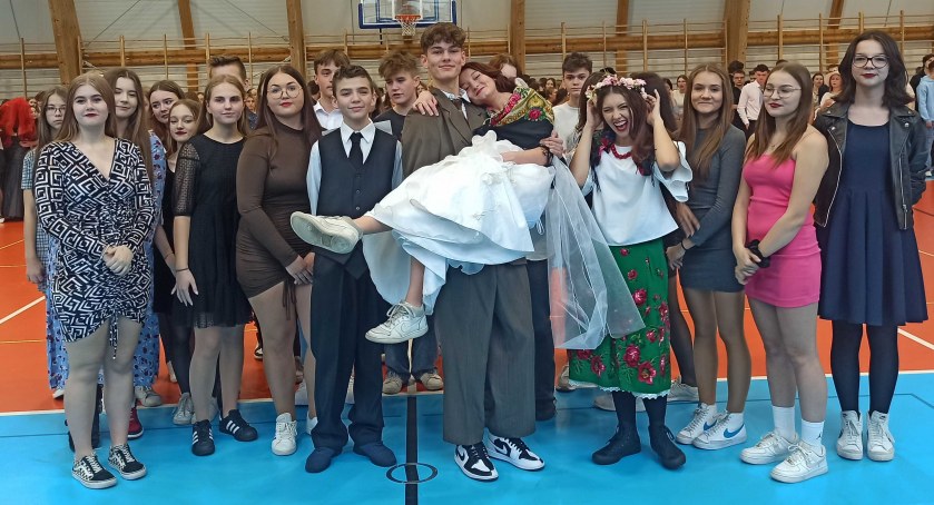 Zabawa w wesele przypadła do gustu uczniom wieluńskiego ZS nr 1, co było widać po dopisujących im humorach  fot.: Magdalena Lizurej