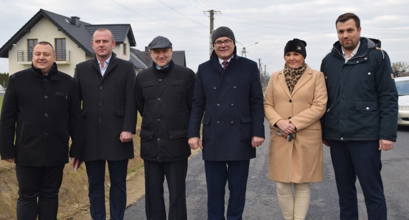 Od niedawna mieszkańców Małyszyna i przejeżdżających tamtędy kierowców, cieszy nowa droga. Oficjalnie oddano ją do użytku w poniedziałek, 28 listopada. Od lewej stoją: radny powiatu Sebastian Jasiński, kierownik PZD Bartłomiej Panek, przewodniczący Rady Powiatu Krzysztof Owczarek, starosta Marek Kieler, sołtys Małyszyna Anita Borgul i wicestarosta wieluński Krzysztof Dziuba fot.: archiwum prywatne