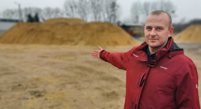 Bartłomiej Panek, zawiadujący Powiatowym Zarządem Dróg w Wieluniu, przekonuje że jeśli zima będzie podobna jak w ubiegłym roku, to drogi powiatowe będą odśnieżone ja należy. PZD w Wieluniu ma na ten sezon 1200 ton mieszanki piachu z solą fot.: Sławomir Rajch