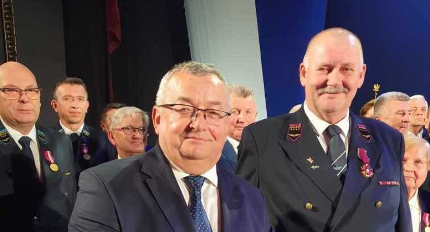 Stanisław Kokot z Wielunia(po prawej), to kolejarz z wieloletnim doświadczeniem. Kilka dni temu otrzymał Zloty Krzyż Zasługi. Gratulacje składał mu sam minister infrastruktury Andrzej Adamczyk  fot.: archiwum prywatne