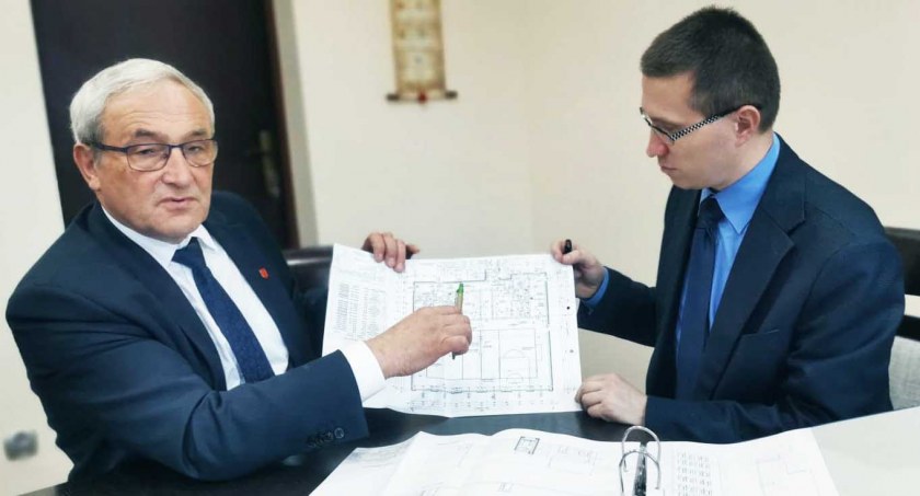 Wójt Marek Jednak (po lewej) wraz z kierownikiem wydziału inwestycji Jarosławem Kubiakiem, prezentują projekt nowej sali gimnastycznej w Wiewcu fot.: Sławomir Rajch