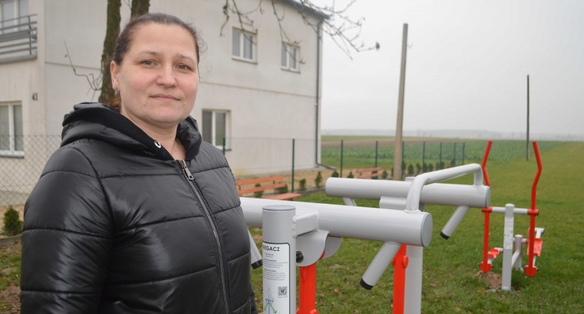Sołtys Magdalena Musiał zachęca swoich mieszkańców do korzystania z nowej siłowni  fot.: Elżbieta Wodecka 