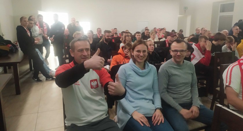 Mieszkańcy Drobnic i okolic dwukrotnie spotkali się w świetlicy wiejskiej, by kibicować polskim piłkarzom podczas mundialu   fot.: Katarzyna Cieślik 