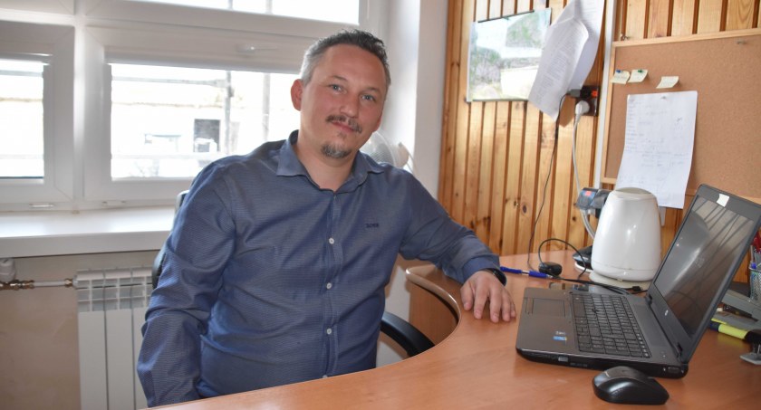 Michał Kostarczyk z UG w Kiełczygłowie podkreśla, że wszystkie sołectwa zrealizowały przemyślane zadania w kontekście ekologii, ograniczenia zużycia energii, czy jeszcze lepszego funkcjonowania mieszkańców na terenie gminy fot.: Katarzyna Cieślik 