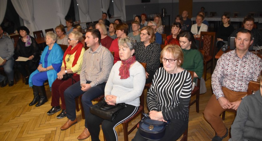 Podczas cyklicznego spotkania wspomnieniowego w Gminnej Bibliotece Publicznej w Ostrówku  przybliżane są sylwetki osób ze świata polityki, kultury, sztuki, które odeszły w mijającym roku  fot.: Katarzyna Cieślik 