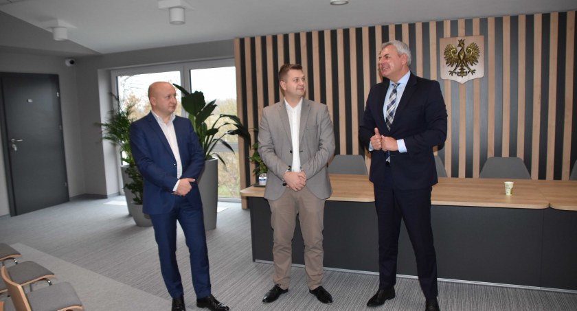 Uczestnicy konferencji w Urzędzie Gminy w Rząśni najpierw wysłuchali prezentacji o nowoczesnych rozwiązaniach, zastosowanych w nowym budynku ośrodka zdrowia, a potem osobiście go odwiedzili fot.: Katarzyna Cieślik 