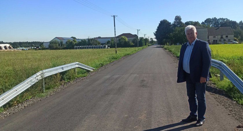 Wójt Ostrówka, Ryszard Turek, jest zadowolony z każdego dodatkowego kilometra asfaltu fot.: Magdalena Lizurej