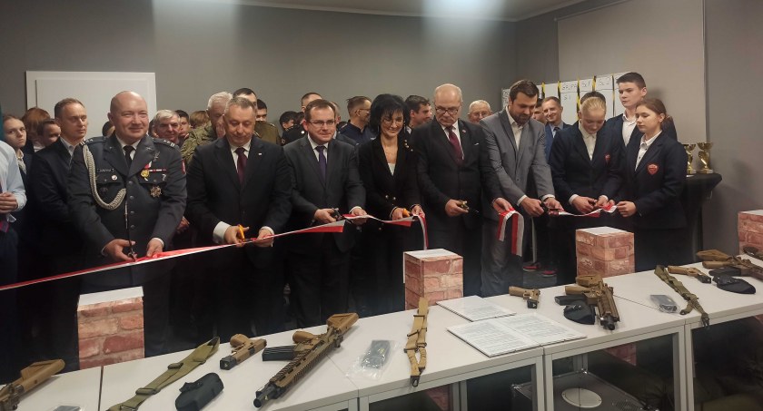 Nowoczesna strzelnica wyposażona jest w broń „strzelającą” niewidzialnym strumieniem światła fot.: Magdalena Lizurej
