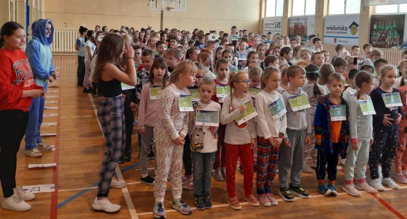 Tydzień zdrowia to była nie tylko okazja do dobrej zabawy oraz zdobycia wiedzy, ale również przyczynek do zebrania środków na pomoc chorym onkologicznie dzieciom fot.: arch. SP nr 2 w Wieluniu