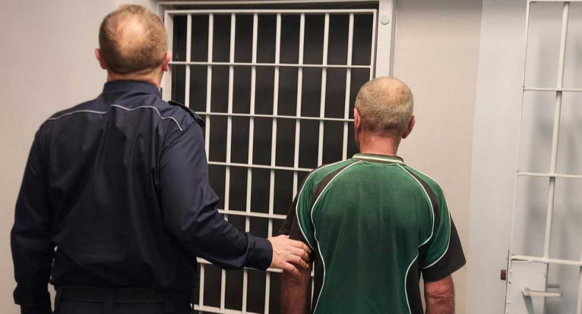 55-latek może trafić za kraty po tym, jak ukradł spodnie oraz kurtkę