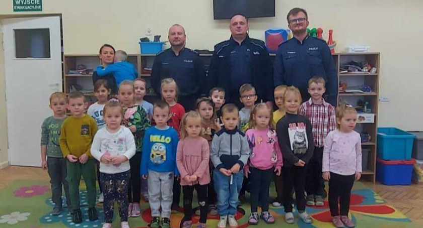 Niedawno wieluńscy policjanci odwiedzili m. in. milusińskich w Publicznym Przedszkolu w Popowicach fot.: Komenda Powiatowa Policji w Wieluniu 