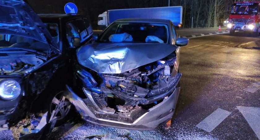 W wyniku tej groźnie wyglądającej kolizji uszkodzone zostały oba samochody  fot.: Komenda Powiatowa Policji w Wieruszowie 