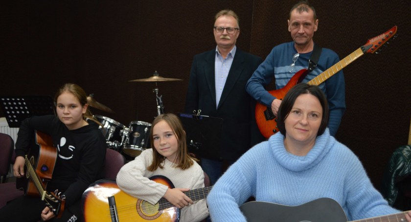 Jako pierwsi naukę w ognisku rozpoczęli gitarzyści  fot.: Elżbieta Wodecka 