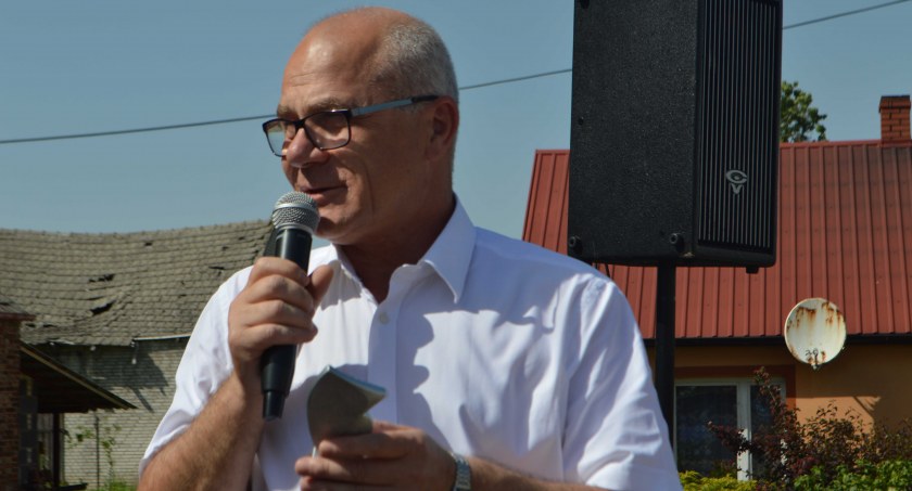 Starosta Marek Kieler prosi mieszkańców o cierpliwość, bo projektowanie drogi, w tym chodnika, już się zaczęło fot.: Elżbieta Wodecka  