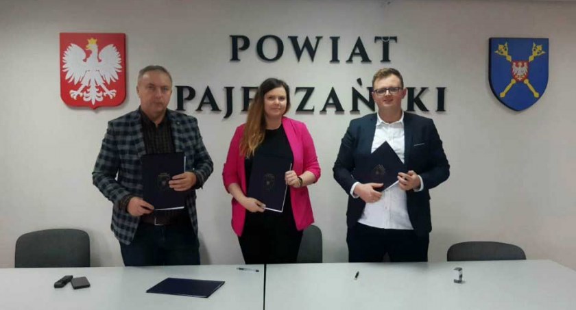 Powiat pajęczański 9 grudnia podpisał umowę oraz przekazał plac budowy firmie z Lublińca fot.: Starostwo Powiatowe w Pajęcznie 