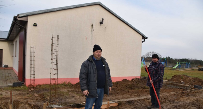 Strażacy z Walkowa obecnie angażują się w budowę nowego garażu, gdzie zaparkuje pozyskany Jelcz – na zdj. od lewej Lucjan Podgórniak i prezes OSP Walków Henryk Piekara  fot.: Katarzyna Cieślik 