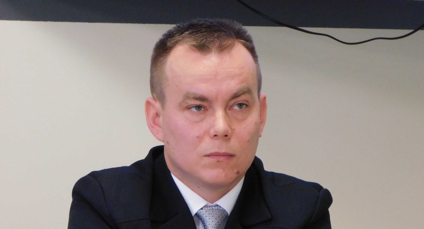 Radny Krzysztof Woszczyk nie przyjmuje argumentów wójta Białej . Uważa, że po prostu nie chciał zabawek w parku fot.: Magdalena Lizurej