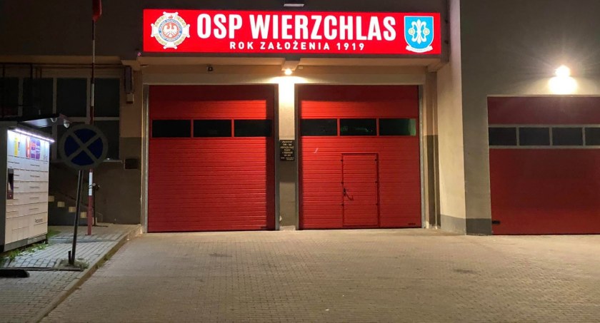 Nowy szyld już przykuwa uwagę na budynku strażnicy w Wierzchlasie / Fot. Facebook / OSP Wierzchlas