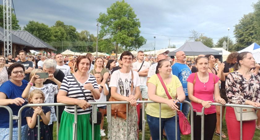 zdjęcie uczestników XII Wojewódzkiego Święta Chrzanu/fot.: Magdalena Lizurejj