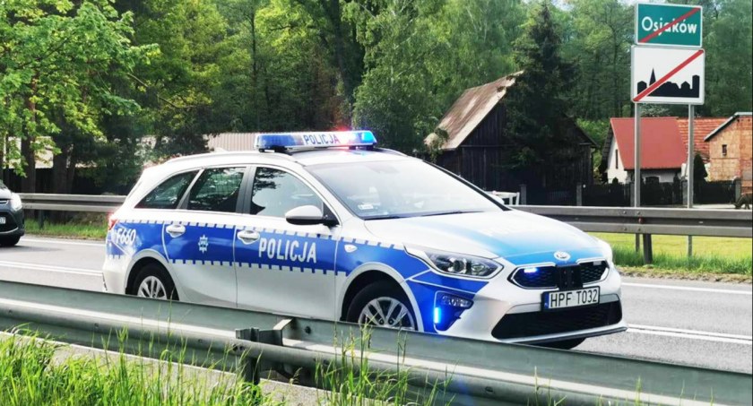 Policjanci z Osjakowa pomogli użądlonemu przez szerszenie mężczyźnie / fot.: Sławomir Rajch