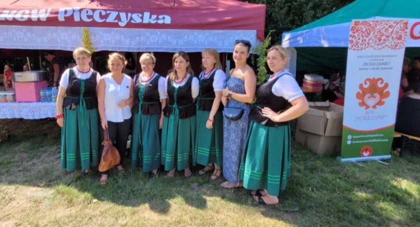 Na zdjęciu członkinie KGW w Pieczyskach. Podczas dożynek będzie można spróbować ich pysznych potraw! / Fot. Facebook / KGW Pieczyska