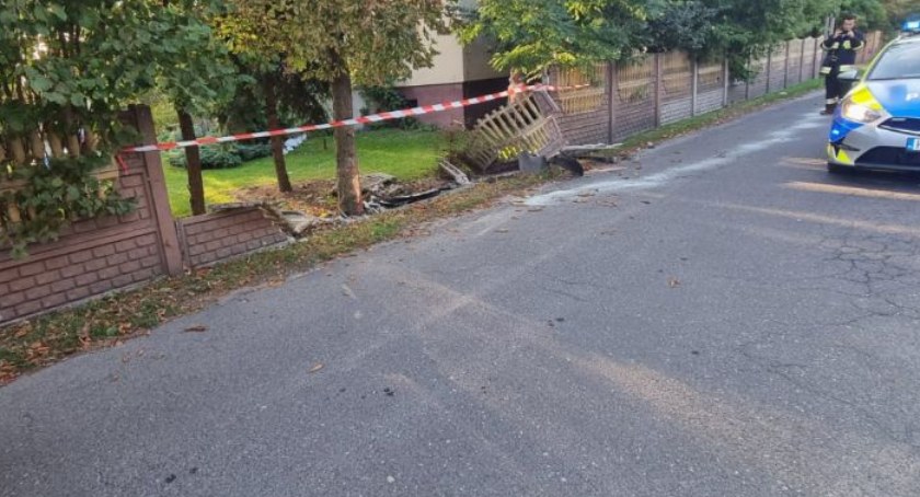 Na zdjęciu ogrodzenie, które zniszczył pijany kierowca / Fot. KPP Bełchatów