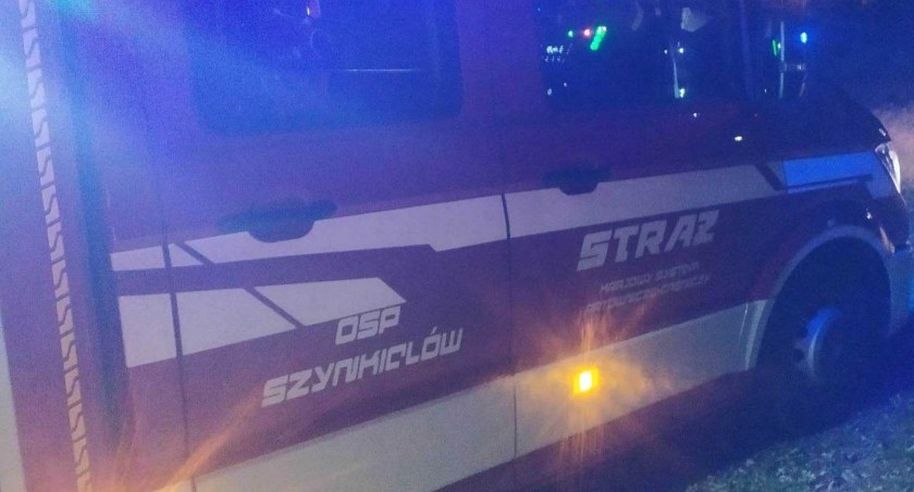 Cztery jednostki straży gasiły auto, którym na co dzień jeździł wójt Konopnicy. Niestety wóz nadaje się już tylko na złom  fot.: Katarzyna Cieślik