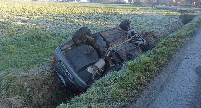 75-latek stracił panowanie nad prowadzonym pojazdem. Dostał mandat fot.: Magdalena Lizurej