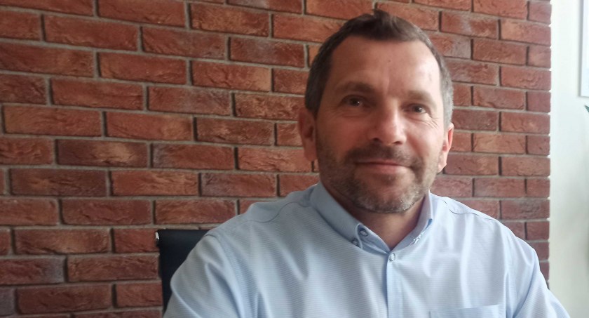 Burmistrz Pajęczna, Piotr Mielczarek, nie ukrywa zadowolenia z powodu remontu kolejnej drogi fot.: Magdalena Lizurej