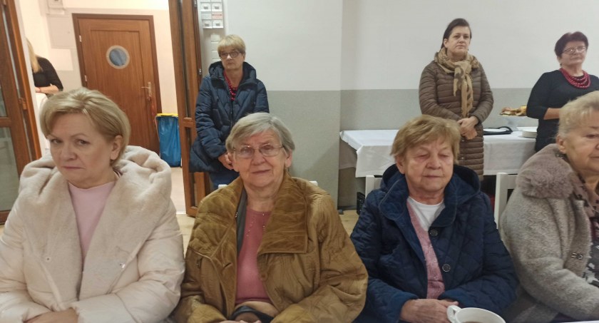Ci, którzy przyszli w niedzielne popołudnie do remizy w Skrzynnie, mogli poczuć bożonarodzeniowy nastrój fot.: Magdalena Lizurej