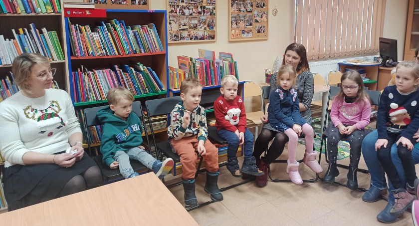 Maluchy z „Zielonego Listka” z zaciekawieniem oglądały książeczki podarowane przez strażaków fot.: Magdalena Lizurej 