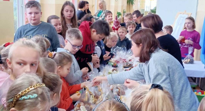 W akcję charytatywną dla potrzebującej dziewczynki z Białej, zaangażowała się społeczność szkoły w Naramicach   fot.: archiwum szkoły