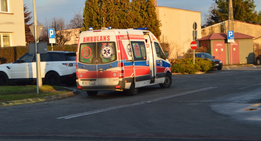 Dzięki właściwej reakcji przypadkowych ludzi, karetka na czas dowiozła 72-letnią kobietę do szpitala  fot.: Elżbieta Wodecka (zdjęcie poglądowe) 