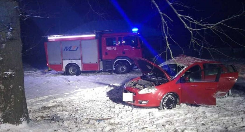 Kierowca wraz z 26-letnim pasażerem trafili do szpitala na obserwację  fot.: KPP Wieruszów(3 zdjęcia)/OSP Lututów (4 zdjęcia) 