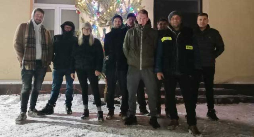 Strażacy, w tym jedna druhna, w sobotę 17 grudnia, wspólnie ubrali choinkę  fot.: OSP Osjaków