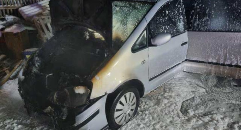 Trzy jednostki straży, JRG Wieluń, OSP Osjaków oraz OSP Czernice zostały zadysponowane do pożaru samochodu osobowego o godz. 1:40 w Osjakowie fot.: OSP Osjaków 