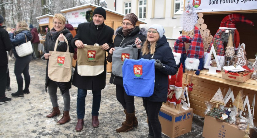 Rękodzieła oraz przysmaki, przygotowane przez placówki powiatowe, były dostępne 15-16 grudnia przed budynkiem Starostwa Powiatowego oraz podczas świątecznego kiermaszu, 18 grudnia, na Placu Kazimierza Wielkiego pod Ratuszem fot.: Katarzyna Cieślik 