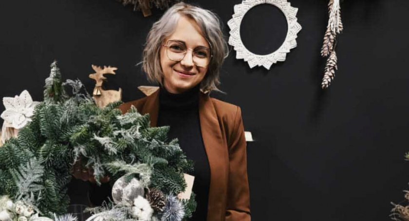 Izabela Siwik z Pracowni Florystycznej przyznaje, że klienci częściej wybierają żywe, świąteczne stroiki fot.: archiwum prywatne 