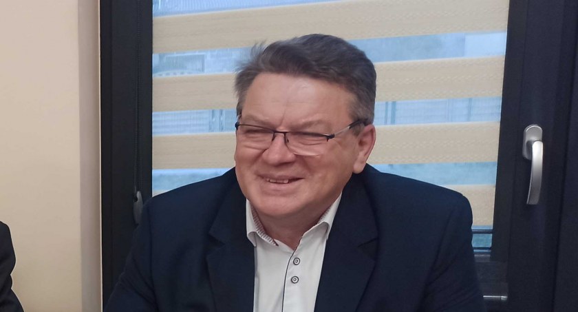 Kazimierz Środa, przewodniczący rady miejskiej Działoszyna, podkreśla, że dla posiadaczy kompostowników faktyczna wysokość opłaty nie wzrosła  fot.: Magdalena Lizurej