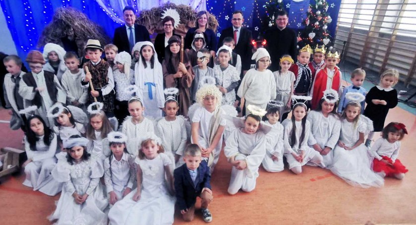 Rodzina Cłapów zadowolona – dzieci wzięły udział w jasełkach, a rodzice obserwowali każdy ich ruch, siedząc na publiczności fot.: Sławomir Rajch (wszystkie)