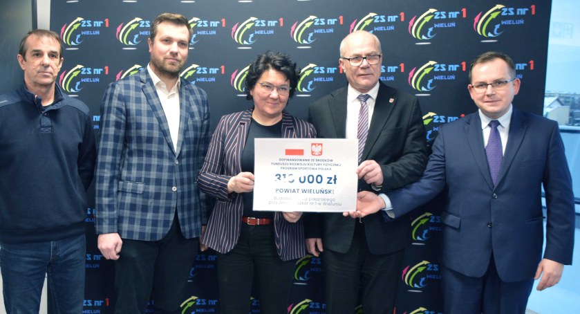 Podczas konferencji prasowej dyrektor Elżbieta Urbańska-Golec odebrała symboliczny czek na 310 tys. zł. Na zdjęciu wraz z szefową szkoły od lewej stoją: Zygmunt Boryczka, Krzysztof Dziuba, Marek Kieler i Paweł Rychlik fot.: Sławomir Rajch