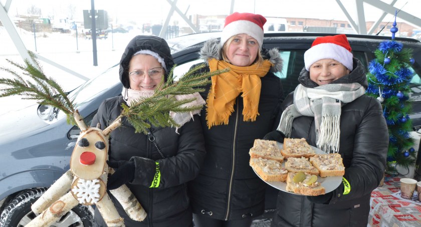 Kolędnicy z gospodarzem miasta Dominikiem Drzazgą, którego diabeł nie oszczędził i wysmarował mu twarz sadzą z komina – ot taka tradycja…  fot.: Sławomir Rajch (wszystkie)