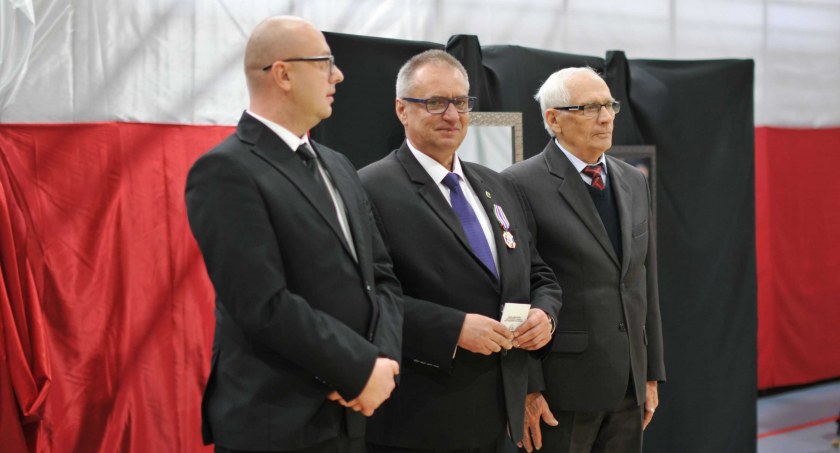 Wójt Zbigniew Dąbrowski (w środku) wyróżniony został odznaką „Za Zasługi dla Związku Kombatantów Rzeczypospolitej Polskiej i Byłych Więźniów Politycznych”. Obok niego: Przemysław Wieczorek (od lewej) i Edward Bielak  fot.: Urząd Gminy w Mokrsku 