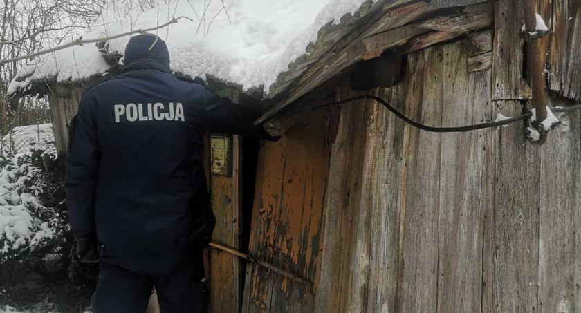 Zimą policjanci zwracają szczególną uwagę na miejsca, w których mogą przebywać ludzie bezdomni   fot.: Komenda Powiatowa Policji w Wieluniu 