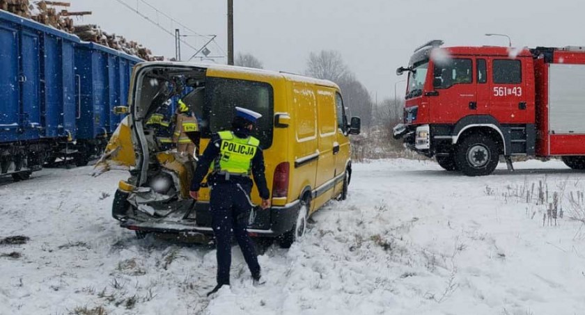 Na szczęście kierowcy i pasażerowi busa nic się nie stało, choć samochód został poważnie uszkodzony  fot.: Komenda Powiatowa Policji w Wieruszowie 